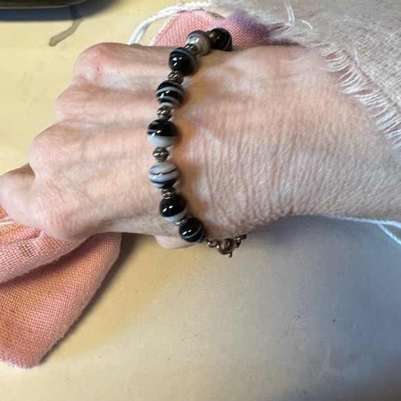 Handcrafted Striped Agate Bracelet in Black, White and Brown Unisex - Picture 5 of 8